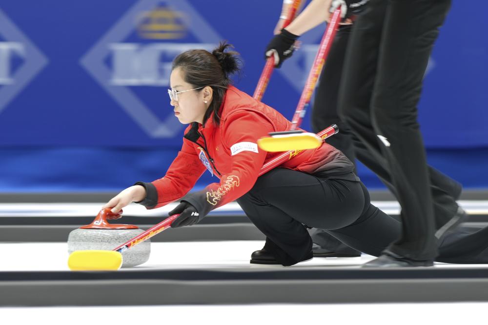 帕潘夸赞吉鲁：他不仅能进球还能防守，甚至还能客串门将